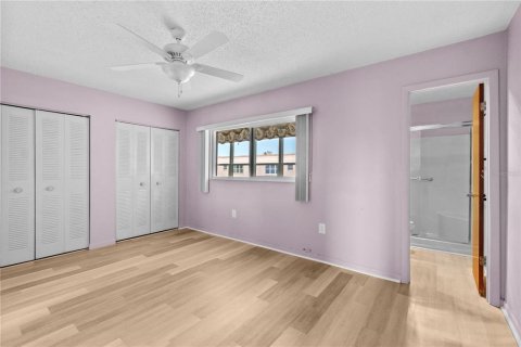 Condo in Saint Petersburg, Florida, 2 bedrooms  № 2101918 - photo 11