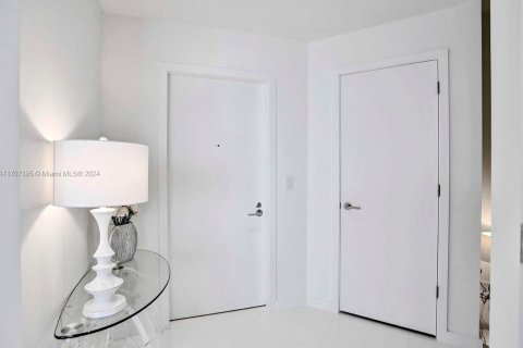 Condo in Miami, Florida, 1 bedroom  № 1694155 - photo 11