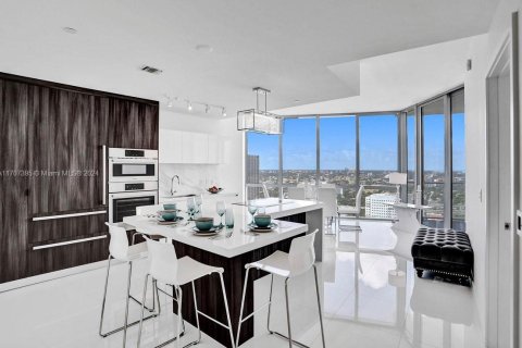 Condo in Miami, Florida, 1 bedroom  № 1694155 - photo 1