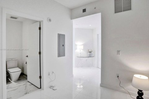 Condo in Miami, Florida, 1 bedroom  № 1694155 - photo 12
