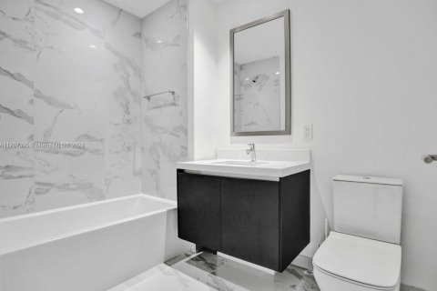 Condo in Miami, Florida, 1 bedroom  № 1694155 - photo 13