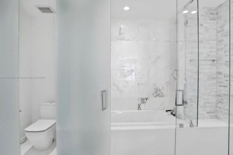 Condo in Miami, Florida, 1 bedroom  № 1694155 - photo 9