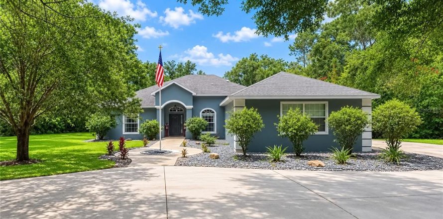 House in Dunnellon, Florida 4 bedrooms, 255.02 sq.m. № 2219658