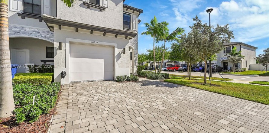 Таунхаус в Майами-Гарденс, Флорида 3 спальни, 131.83м2 № 2049526