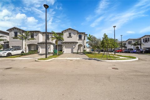 Купить таунхаус в Майами-Гарденс, Флорида 3 спальни, 131.83м2, № 2049526 - фото 4