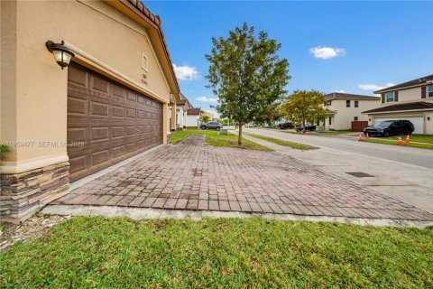 House in Miami, Florida 4 bedrooms, 235.04 sq.m. № 2017982 - photo 5