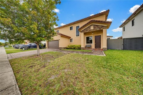 House in Miami, Florida 4 bedrooms, 235.04 sq.m. № 2017982 - photo 4