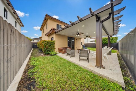 House in Miami, Florida 4 bedrooms, 235.04 sq.m. № 2017982 - photo 8