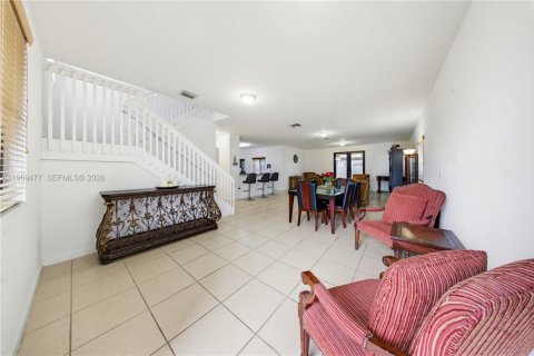 House in Miami, Florida 4 bedrooms, 235.04 sq.m. № 2017982 - photo 14