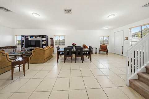 House in Miami, Florida 4 bedrooms, 235.04 sq.m. № 2017982 - photo 17