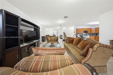 House in Miami, Florida 4 bedrooms, 235.04 sq.m. № 2017982 - photo 19