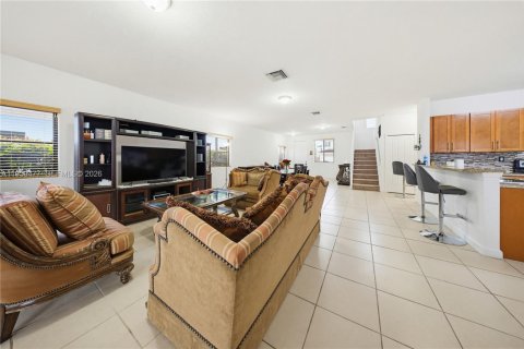 House in Miami, Florida 4 bedrooms, 235.04 sq.m. № 2017982 - photo 20