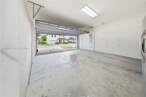 House in Miami, Florida 4 bedrooms, 235.04 sq.m. № 2017982 - photo 28