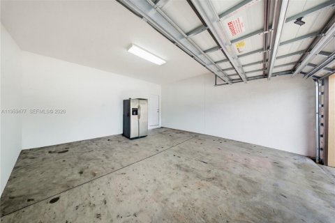 House in Miami, Florida 4 bedrooms, 235.04 sq.m. № 2017982 - photo 30