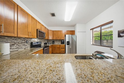 House in Miami, Florida 4 bedrooms, 235.04 sq.m. № 2017982 - photo 23