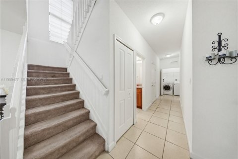 House in Miami, Florida 4 bedrooms, 235.04 sq.m. № 2017982 - photo 24