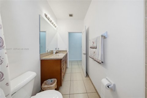 House in Miami, Florida 4 bedrooms, 235.04 sq.m. № 2017982 - photo 26