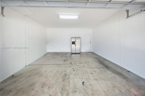 House in Miami, Florida 4 bedrooms, 235.04 sq.m. № 2017982 - photo 29