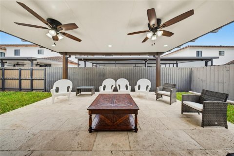 House in Miami, Florida 4 bedrooms, 235.04 sq.m. № 2017982 - photo 6