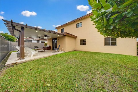 House in Miami, Florida 4 bedrooms, 235.04 sq.m. № 2017982 - photo 12