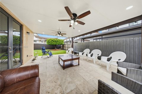 House in Miami, Florida 4 bedrooms, 235.04 sq.m. № 2017982 - photo 7