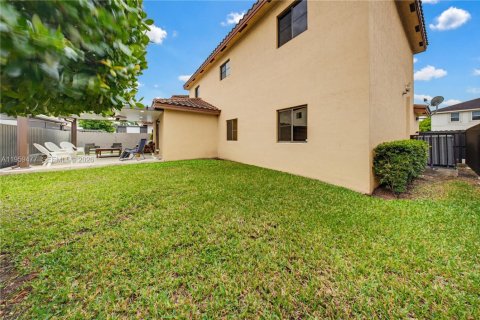 House in Miami, Florida 4 bedrooms, 235.04 sq.m. № 2017982 - photo 13