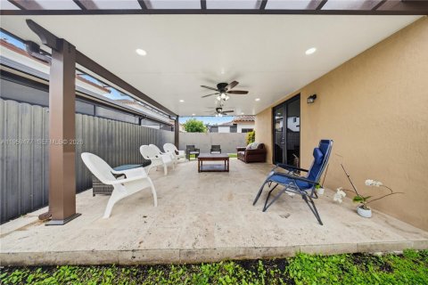 House in Miami, Florida 4 bedrooms, 235.04 sq.m. № 2017982 - photo 9