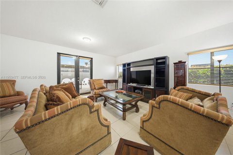 House in Miami, Florida 4 bedrooms, 235.04 sq.m. № 2017982 - photo 18