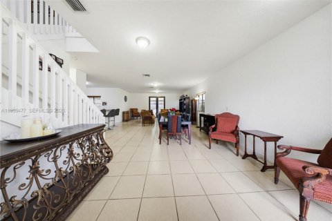 House in Miami, Florida 4 bedrooms, 235.04 sq.m. № 2017982 - photo 15