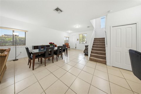 House in Miami, Florida 4 bedrooms, 235.04 sq.m. № 2017982 - photo 16