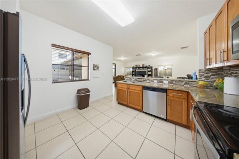 House in Miami, Florida 4 bedrooms, 235.04 sq.m. № 2017982 - photo 22
