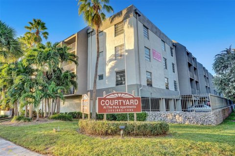 House in North Miami, Florida 1 bedroom, 75.72 sq.m. № 2076810 - photo 2