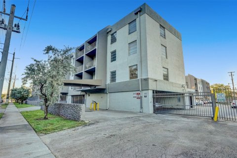 House in North Miami, Florida 1 bedroom, 75.72 sq.m. № 2076810 - photo 6