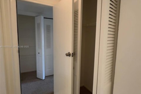 House in North Miami, Florida 1 bedroom, 75.72 sq.m. № 2076810 - photo 27