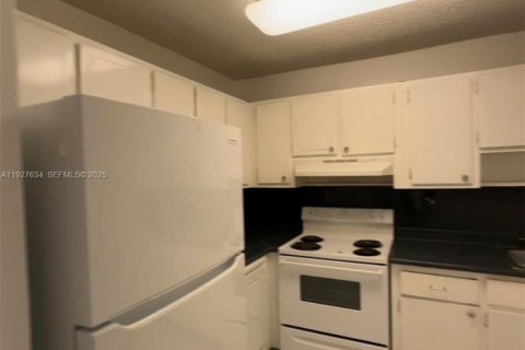 House in North Miami, Florida 1 bedroom, 75.72 sq.m. № 2076810 - photo 24