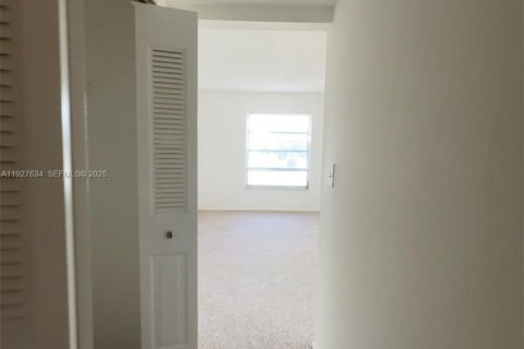 House in North Miami, Florida 1 bedroom, 75.72 sq.m. № 2076810 - photo 30