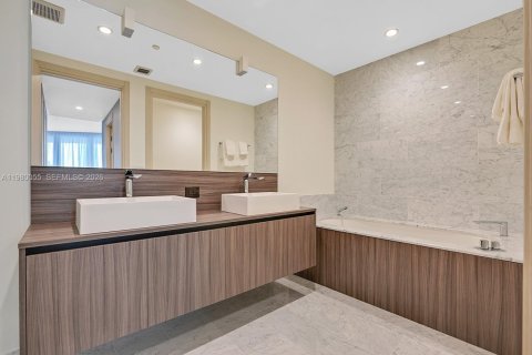 Снять в аренду кондоминиум в Майами, Флорида 3 спальни, 177.35м2, № 2046373 - фото 30