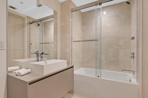 Снять в аренду кондоминиум в Майами, Флорида 3 спальни, 177.35м2, № 2046373 - фото 24