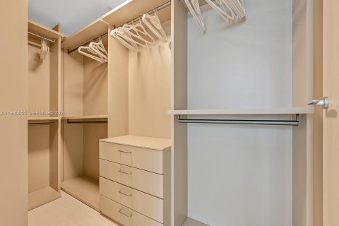 Снять в аренду кондоминиум в Майами, Флорида 3 спальни, 177.35м2, № 2046373 - фото 25