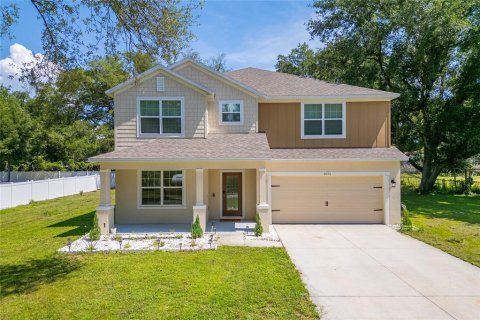 House in Fruitland Park, Florida 5 bedrooms, 290.41 sq.m. № 2114028