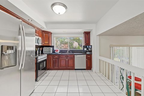 House in Tampa, Florida 3 bedrooms, 184.97 sq.m. № 2388085 - photo 13