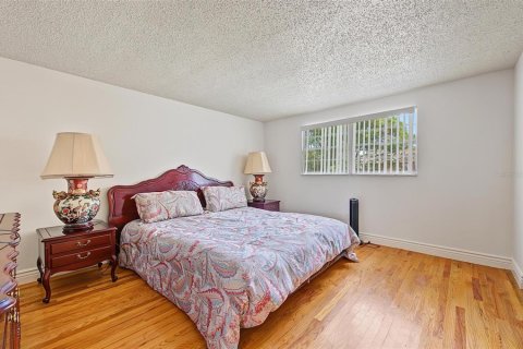 House in Tampa, Florida 3 bedrooms, 184.97 sq.m. № 2388085 - photo 20