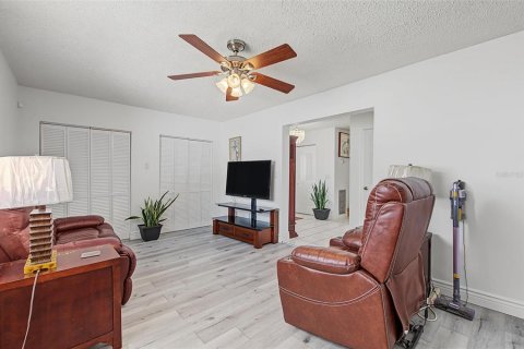 House in Tampa, Florida 3 bedrooms, 184.97 sq.m. № 2388085 - photo 7