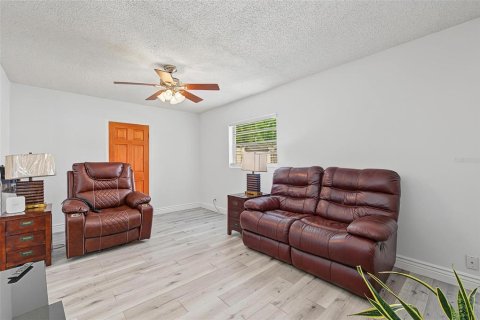 House in Tampa, Florida 3 bedrooms, 184.97 sq.m. № 2388085 - photo 8