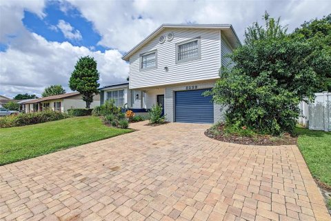 House in Tampa, Florida 3 bedrooms, 184.97 sq.m. № 2388085 - photo 2