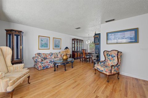 House in Tampa, Florida 3 bedrooms, 184.97 sq.m. № 2388085 - photo 16