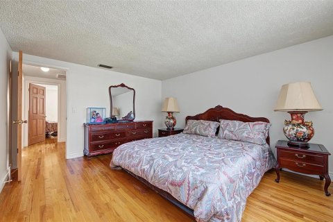 House in Tampa, Florida 3 bedrooms, 184.97 sq.m. № 2388085 - photo 19