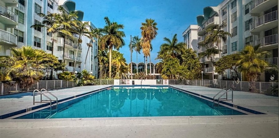 Condo in Miami, Florida, 1 bedroom  № 2026755