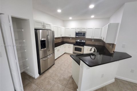 Villa ou maison à louer à Homestead, Floride: 4 chambres, 205.41 m2 № 2252426 - photo 12