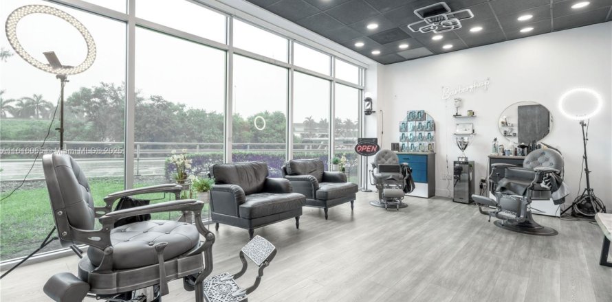 Коммерческая недвижимость в Хайалиа, Флорида № 2054266